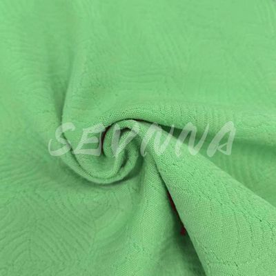 Tissu de polyester recyclé durable et abordable pour la production de vêtements