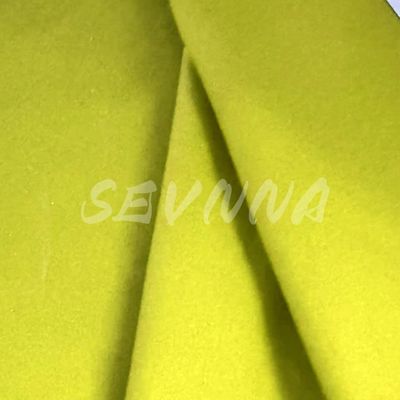 Des leggings étirés en tissu, une combinaison parfaite de confort et de fonctionnalité.