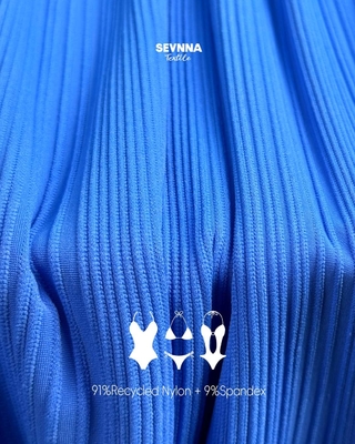 Tissus texturés bleus pour maillots de bain haute performance et tendance