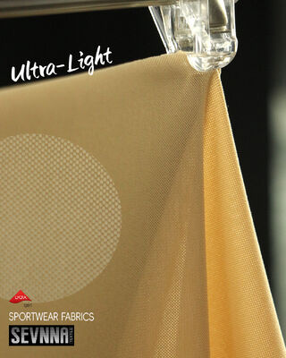 Tissu Lycra allongé de 135 grammes, léger, large de 158 cm et composé à 45% de nylon + 55% de lycra pour un confort supérieur