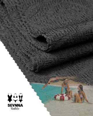 Tissu en nylon recyclé pour tricot circulaire avec 53% de polyester recyclé et un poids de 390 g/m² pour des solutions textiles durables