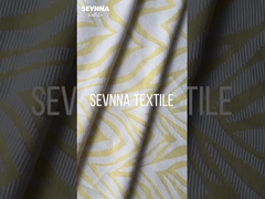 Des vêtements de bain recyclés en tissu rayé pour enfants