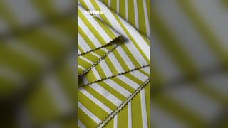 Tissu durable pour vêtements de yoga en polyester recyclé à 58 % avec propriétés d'étirement dans 4 directions et d'évacuation de l'humidité.